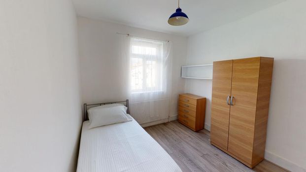 1 bedroom in a house share to rent - Photo 1