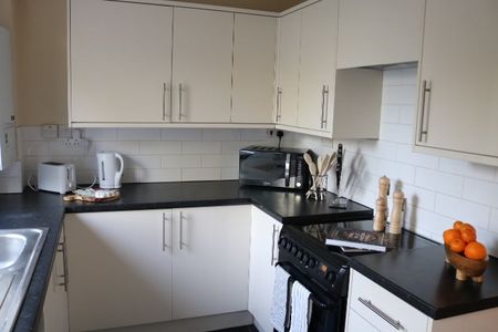 2 Bed Terraced House, Kestrel Close, NG4 - Photo 4