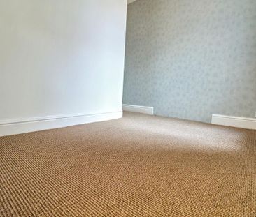 2 bedroom end of terrace house to rent - Photo 3