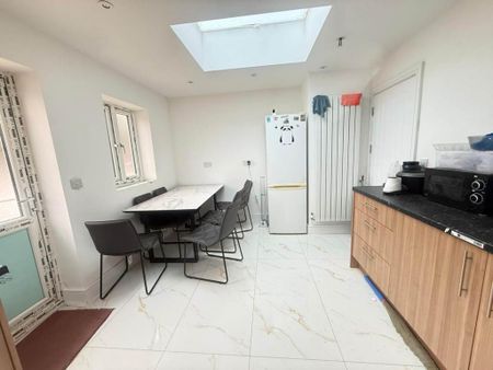 6 bedroom semi-detached house to rent - Photo 2