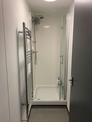 Professional House Share in Brighton Room 3 - Photo 5