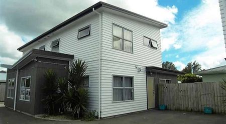 Perfectly Positioned Hillcrest Townhouse - Photo 3