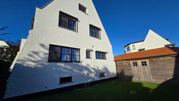 Charmante woning met 5 volwaardige slaapkamers, zonne terras en tuin met garagebox op enkele minuten van de zeedijk. - Photo 1