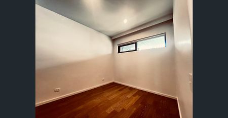 Morden Two-Bedroom Apartment in the Centre of Mascot where Everything is at Your Door Step! - Photo 5