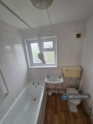 3 bedroom flat to rent - Photo 5