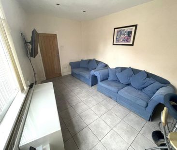 5 bedroom end of terrace house to rent - Photo 2