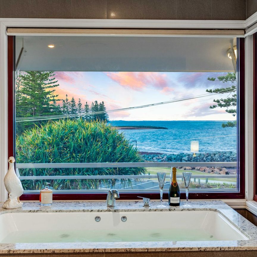 For Rent - Waterfront Beauty Offering a Holiday Lifestyle. - Photo 1