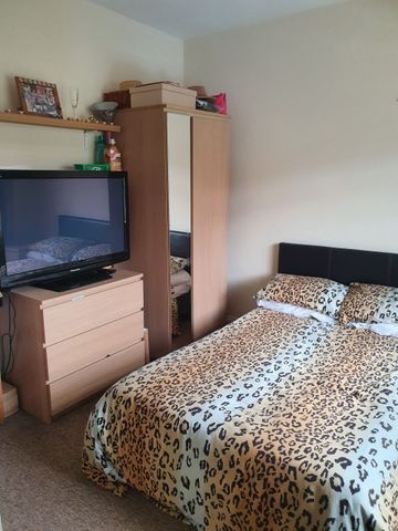 Double Room with Ensuite - Bath- Close to Hospital - Photo 3
