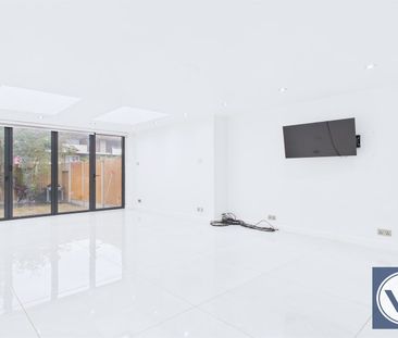 House to Rent: Woolacombe Way, UB3 - Photo 1