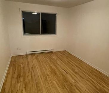 IMMEDIATE: 3-1/2 - One Bedroom Apt. - Metro/Park Angrignon - Photo 2