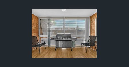 Spacious, Sun-Filled Kedron Apartment - Photo 2