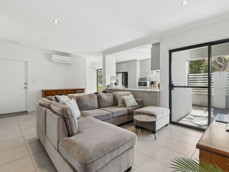 SPACIOUS 3-BEDROOM VILLA WITH COURTYARD, AIR CONDITIONING & LOCK-UP GARAGE - Photo 2