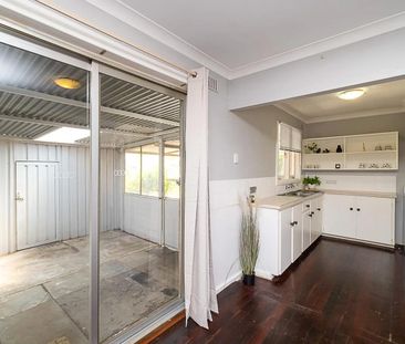 Original yet neat three bedroom family home - Photo 6