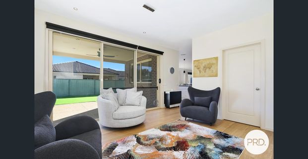 FULLY FURNISHED QUALITY FAMILY HOME WITH A POOL! - Photo 1