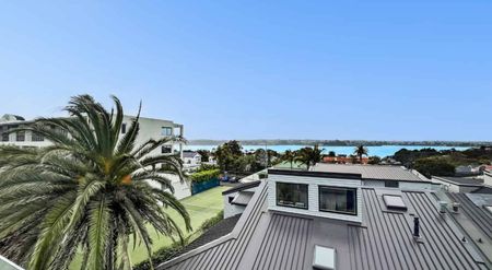 Spacious & Sunny Herne Bay Home - Photo 3