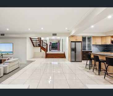 SECLUDED SANCTUARY IN THE HEART OF ROBINA: LUXURY LIVING WITH ULTIM... - Photo 1