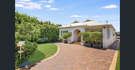 MODERN FOUR BEDROOM HOUSE - Photo 2