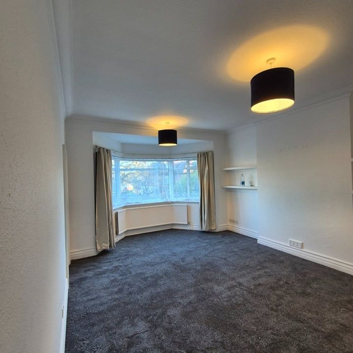 2 Bed Flat, Golders Green Road, NW11 - Photo 1