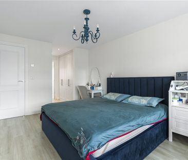 3 bedroom detached family home on The Lawns development in Radley. - Photo 2