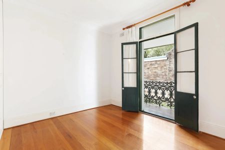 Charming Fully Furnished Two-Bedroom Garden Terrace in Quiet and Private Location - Photo 3