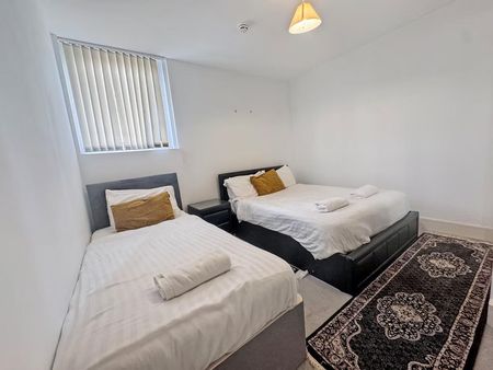 Avebury Boulevard - Photo 3