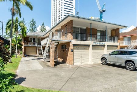 Recently Renovated 2 Bedroom Ground Floor Unit - Photo 5