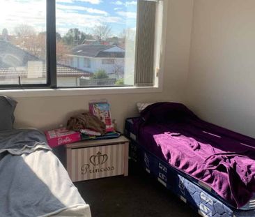 Sunny Three Bedroom Townhouse - Photo 4