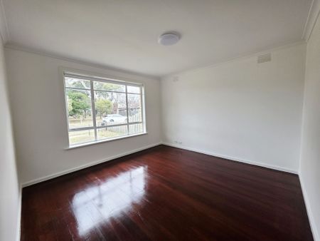 Charming Family Home - Photo 3