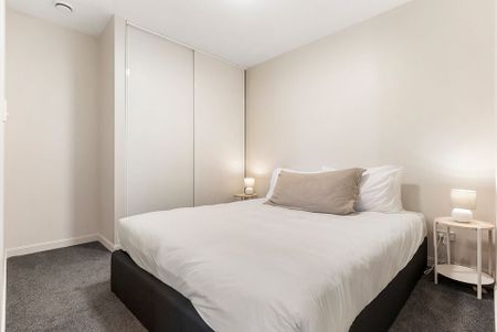 Spacious 3-Bedroom Apartment with 2 Secure Carpark - Photo 2