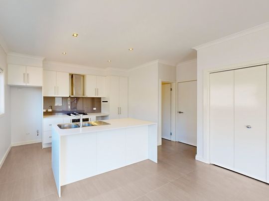 Modern 3-Bedroom Townhouse - Just 1km to Tullamarine Primary School - Photo 1