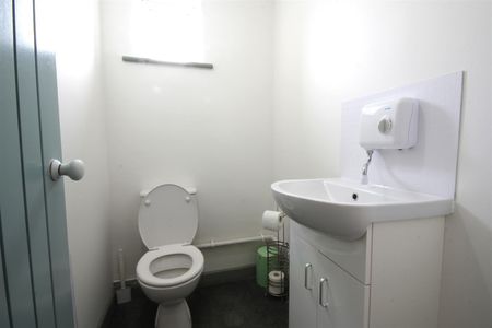 2 Bedroom Flat / Apartment to let - Photo 5