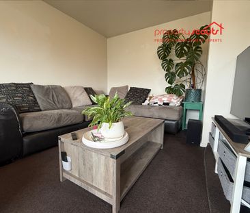 Quiet & Handy – 2 Bedroom Unit with Carport - Photo 2