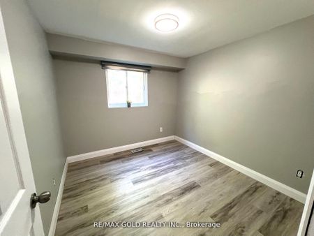 156 Mooregate Crescent #Lower - Photo 2