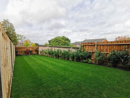 3 bed house to rent in Sparrows Herne, Bushey Heath, WD23 - Photo 4