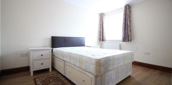 Sandown Close, Hounslow - Photo 2