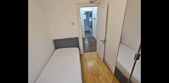 Room in a Shared House, Ashcombe Park, NW2 - Photo 2