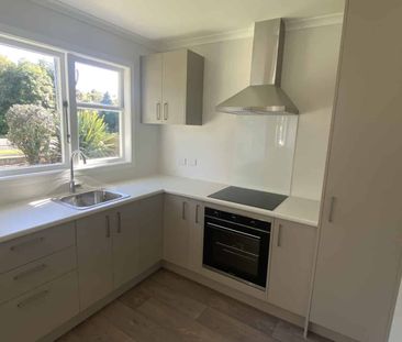 Renovated 3 bedroom home - Large Garage! - Photo 1