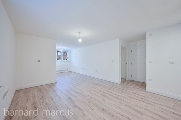 Potters Grove, New Malden - Photo 1