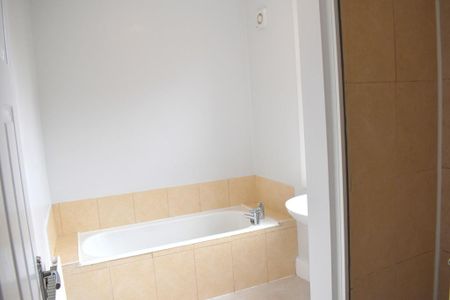 6 bedroom semi-detached house to rent - Photo 3