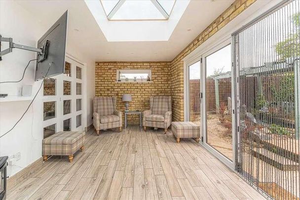 The Avenue, Hornchurch, Hornchurch, RM12 - Photo 1