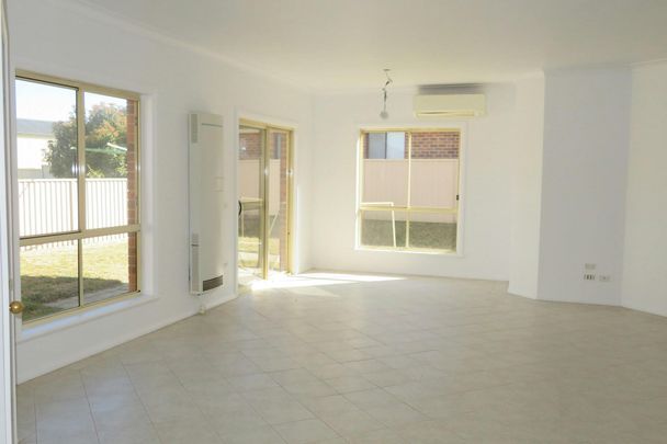 FRESH AND BRIGHT SPACIOUS 3 BEDROOM HOME! - Photo 1