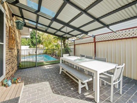 Luxurious Fully Furnished 4-Bedroom Home with Swimming Pool for Short-Term Lease - Photo 5