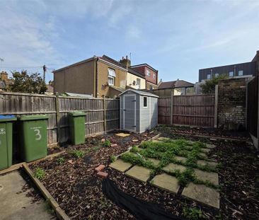 2 bedroom end of terrace house to rent - Photo 6