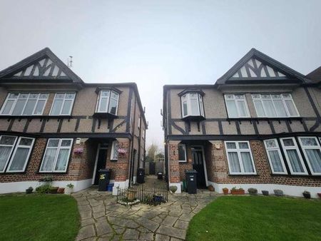 Hedgeley, Woodford Avenue, Ilford, IG4 - Photo 5