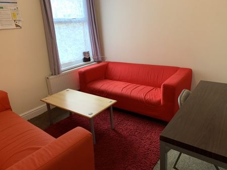 2 Bedrooms in a HMO House - Viewing Highly Recommended - Photo 2