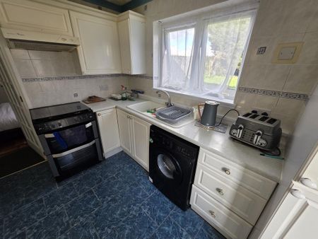 1 bedroom in a house share to rent - Photo 5