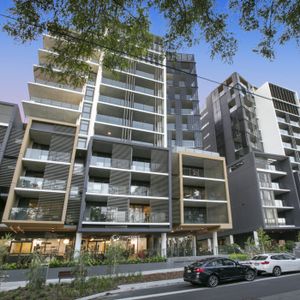 Unfurnished One Bedroom Apartment in Higher Level with Good Views - Photo 3