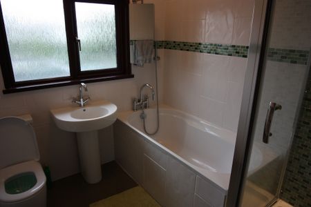 Two Double Bed Furnished Maisonette, With Large Terrace and Sea views, Leigh on Sea - Photo 5