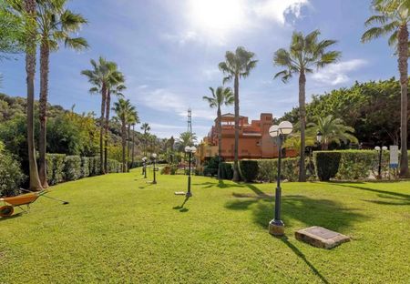 Middle Floor Apartment in Reserva de Marbella - Photo 3