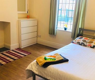 Stunning 6 bedroom student property with 2 modern bathrooms - Photo 1